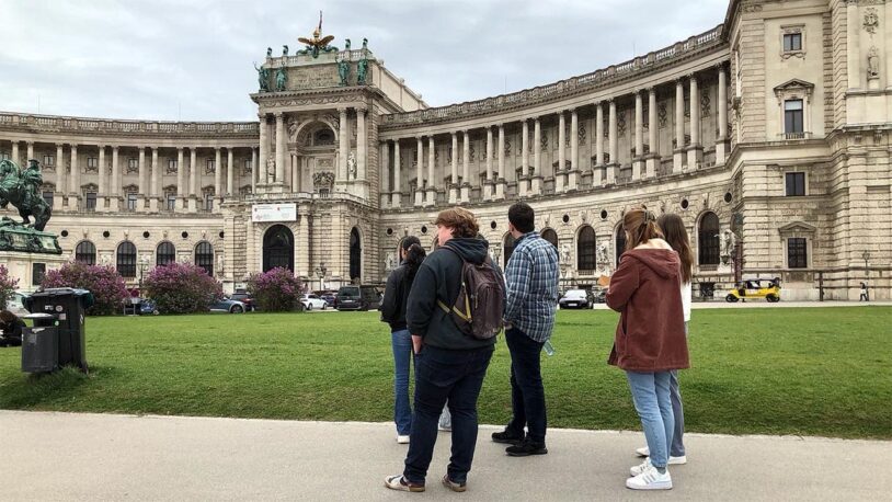 Die südSee BEWO (Betreutes Woghnen) machen einen ausflug nach Wien. Hier vor Schloss Schönbrunn